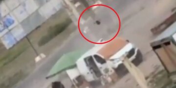Βίντεο σοκ από την Ουκρανία: Drone καταδιώκει άμαχο και τον τραυματίζει - «Η Ρωσία κάνει σαφάρι ανθρώπων», καταγγέλλει ο Ζελένσκι