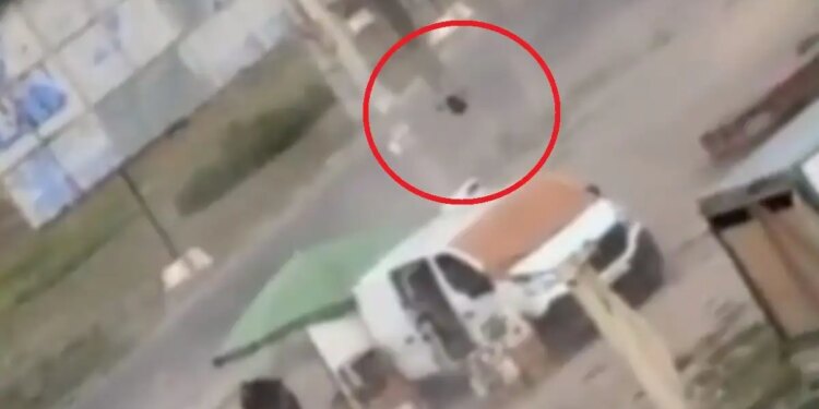 Βίντεο σοκ από την Ουκρανία: Drone καταδιώκει άμαχο και τον τραυματίζει - «Η Ρωσία κάνει σαφάρι ανθρώπων», καταγγέλλει ο Ζελένσκι