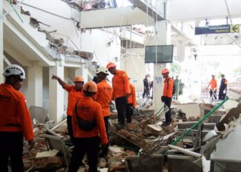 Σεισμός 7,7 Ρίχτερ στην Ινδονησία: Τουλάχιστον 38 νεκροί - Καταρρεύσεις και κατολισθήσεις, συνεχίζονται οι έρευνες για εγκλωβισμένους