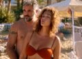 Η Βάσω Λασκαράκη και ο Λευτέρης Σουλτάτος ποζάρουν αγκαλιασμένοι σε παραλία της Κρήτης