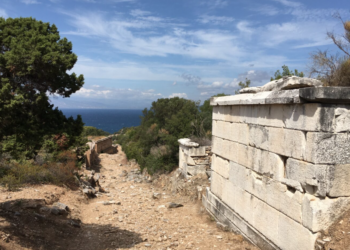 ΥΠΠΟ: Αναβαθμίζεται ο αρχαιολογικός χώρος του Ραμνούντος – Αποκατάσταση του φρουρίου και νέα έργα πρόσβασης