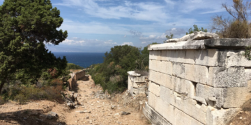 ΥΠΠΟ: Αναβαθμίζεται ο αρχαιολογικός χώρος του Ραμνούντος – Αποκατάσταση του φρουρίου και νέα έργα πρόσβασης