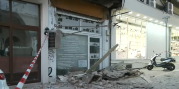 Θεσσαλονίκη: Μπαλκόνι κατέρρευσε και έπεσε σε ΙΧ στο κέντρο της πόλης