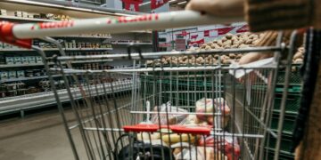 Μεσοσταθμική μείωση 9,5% σε 1.740 προϊόντα ανακοίνωσε το υπουργείο Ανάπτυξης - Για πρώτη φορά και κωδικοί κρέατος στην πρωτοβουλία