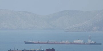 Το Ιράν απειλεί με πρόστιμα και κατάσχεση φορτίων 45 τάνκερ στα Στενά του Ορμούζ - Δημοσίευσε «μαύρη λίστα»