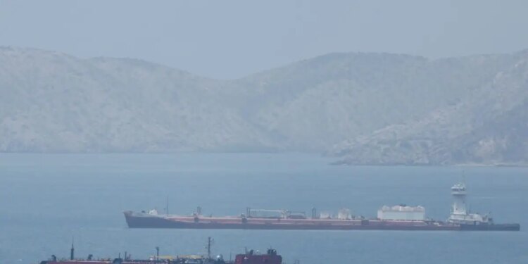Το Ιράν απειλεί με πρόστιμα και κατάσχεση φορτίων 45 τάνκερ στα Στενά του Ορμούζ - Δημοσίευσε «μαύρη λίστα»