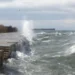Καιρός: Σε χαμηλότερα επίπεδα η θερμοκρασία – Πού ισχύει απαγορευτικό απόπλου και πότε υποχωρεί το μελτέμι