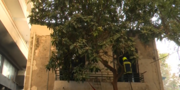 Θεσσαλονίκη: Υπό έλεγχο η φωτιά στο εγκαταλελειμμένο κτίριο – Δεν έχει εντοπιστεί άτομο
