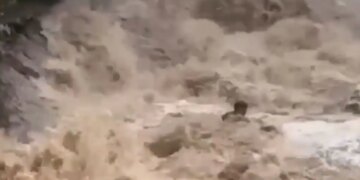Ταϊλάνδη: Τρομακτικό βίντεο με τουρίστες να παρασύρονται από ορμητικά νερά σε καταρράκτη, σώθηκαν τελευταία στιγμή