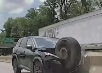 Σοκαριστικό τροχαίο στις ΗΠΑ: Ρόδα φορτηγού διέσχισε αυτοκινητόδρομο και συγκρούστηκε με αυτοκίνητο
