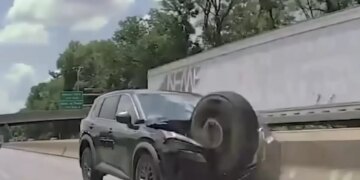 Σοκαριστικό τροχαίο στις ΗΠΑ: Ρόδα φορτηγού διέσχισε αυτοκινητόδρομο και συγκρούστηκε με αυτοκίνητο