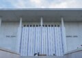 Η κυβέρνηση Τραμπ απειλεί να κατεδαφίσει το κέντρο Κένεντι αν δεν ξαναμπεί το όνομα του Αμερικανού προέδρου στην πρόσοψη