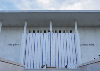 Η κυβέρνηση Τραμπ απειλεί να κατεδαφίσει το κέντρο Κένεντι αν δεν ξαναμπεί το όνομα του Αμερικανού προέδρου στην πρόσοψη