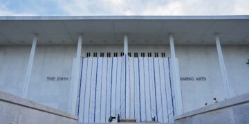 Η κυβέρνηση Τραμπ απειλεί να κατεδαφίσει το κέντρο Κένεντι αν δεν ξαναμπεί το όνομα του Αμερικανού προέδρου στην πρόσοψη