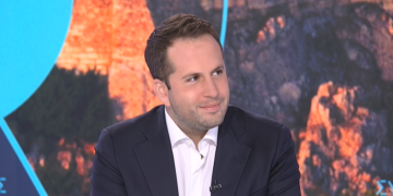 Τσάπαλος στο ΕΡΤNews: Η πρόωρη αποπληρωμή του χρέους εξοικονομεί πάνω από 3 δισ. ευρώ – Τι είπε για ΔΕΘ και οικονομικές ελαφρύνσεις
