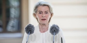 Φον ντερ Λάιεν για τη σύγκρουση ελικοπτέρων στην Ψάθα: «Η Ευρώπη πενθεί μαζί με την Ελλάδα και τη Δανία»