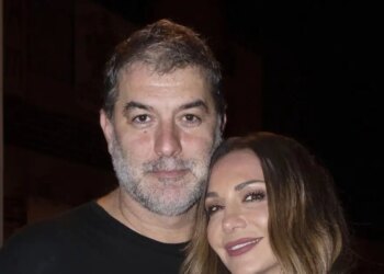Δέσποινα Βανδή - Βασίλης Μπισμπίκης: Η στιγμή που του αφιερώνει το τραγούδι «Δεν ξέρω πόσο σ' αγαπώ»
