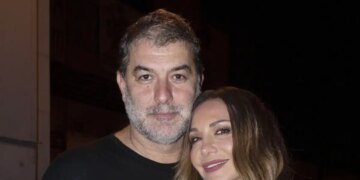 Δέσποινα Βανδή - Βασίλης Μπισμπίκης: Η στιγμή που του αφιερώνει το τραγούδι «Δεν ξέρω πόσο σ' αγαπώ»
