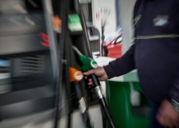 Καύσιμα: Νέα άνοδος από τα διυλιστήρια – Καλπάζει η τιμή του φυσκού αερίου ενώ υποχωρεί η τιμή του ηλεκτρικού ρεύματος