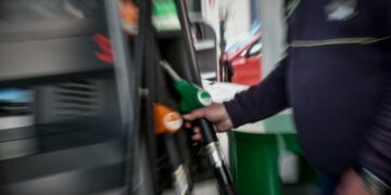 Καύσιμα: Νέα άνοδος από τα διυλιστήρια – Καλπάζει η τιμή του φυσκού αερίου ενώ υποχωρεί η τιμή του ηλεκτρικού ρεύματος