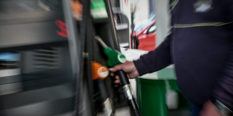 Καύσιμα: Νέα άνοδος από τα διυλιστήρια – Καλπάζει η τιμή του φυσκού αερίου ενώ υποχωρεί η τιμή του ηλεκτρικού ρεύματος
