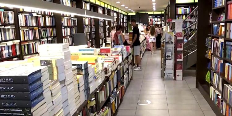 «Σπάει ταμεία» και στα βιβλιοπωλεία η Οδύσσεια: Μεγάλο ενδιαφέρον για τον Όμηρο μετά την επιτυχία της ταινίας