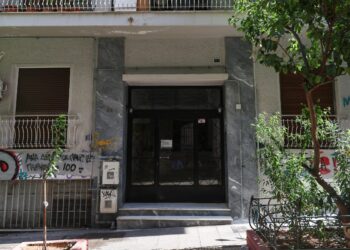 Φρίκη δίχως τέλος στην Κυψέλη: Επί δυο χρόνια έκρυβαν το βρέφος στην κατάψυξη - Tην Τετάρτη απολογούνται οι συλληφθέντες - ertnews.gr