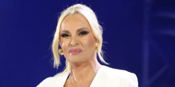 Πέγκυ Ζήνα: «Τώρα που είμαι μόνη μου, στην ηρεμία της νύχτας»