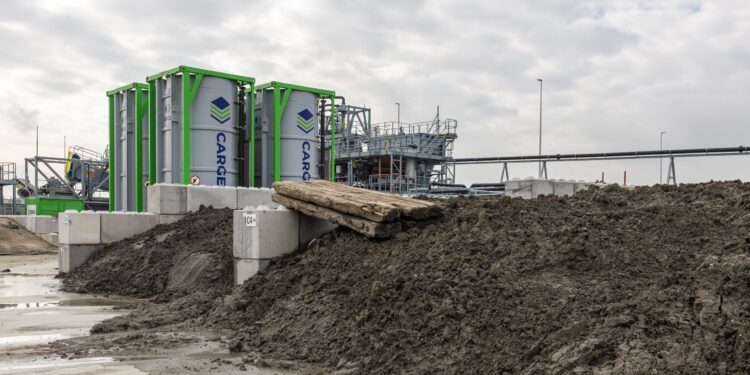 PFAS: Η Τεχνητή Νοημοσύνη αυξάνει τη ζήτηση για τα «παντοτινά χημικά»