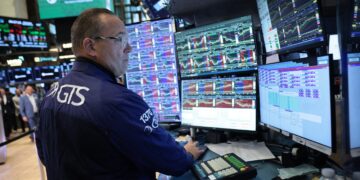 Αυξάνει τα επιτόκια η FED για πρώτη φορά μετά από τρία χρόνια υπό το βάρος των εξελίξεων στη Μέση Ανατολή