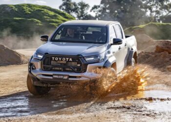 Δείτε ένα φορτωμένο Toyota Hilux να ρυμουλκεί τρέιλερ σε απίθανο σημείο! (+video)