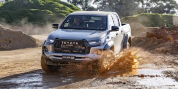 Δείτε ένα φορτωμένο Toyota Hilux να ρυμουλκεί τρέιλερ σε απίθανο σημείο! (+video)
