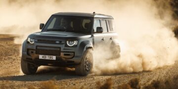 H Land Rover βάζει στον πάγο το ηλεκτρικό Defender