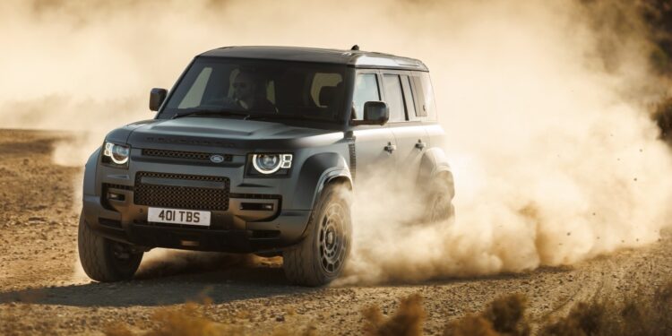 H Land Rover βάζει στον πάγο το ηλεκτρικό Defender