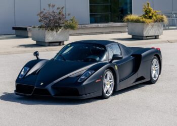 Μια Ferrari Enzo σε μοναδικό χρωματισμό βγαίνει στο σφυρί