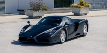 Μια Ferrari Enzo σε μοναδικό χρωματισμό βγαίνει στο σφυρί