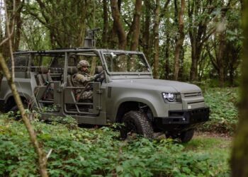 Το Land Rover Defender πάει… πόλεμο