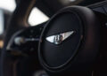 Η Bentley θέλει ξύλο και δέρμα, όχι οθόνες για τον συνοδηγό