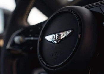 Η Bentley θέλει ξύλο και δέρμα, όχι οθόνες για τον συνοδηγό
