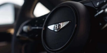 Η Bentley θέλει ξύλο και δέρμα, όχι οθόνες για τον συνοδηγό