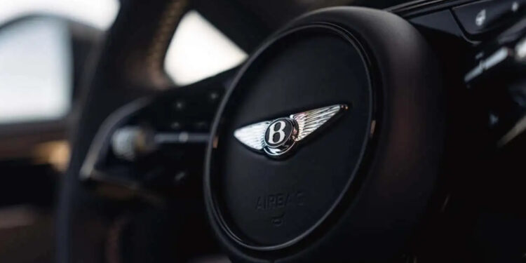 Η Bentley θέλει ξύλο και δέρμα, όχι οθόνες για τον συνοδηγό