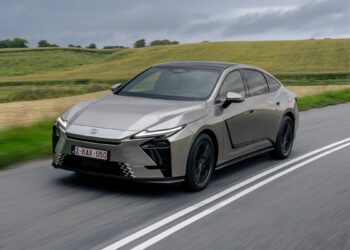 Οδηγούμε το νέο Lexus ES στη Δανία (+video)