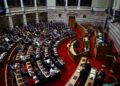 Κλιμακώνεται η κόντρα για ακρίβεια και καύσιμα: Μείωση ΕΦΚ ζητά η αντιπολίτευση – Για λαϊκισμό την κατηγορεί ο Μαρινάκης