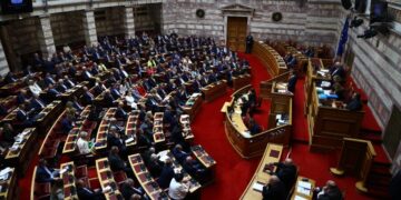 Κλιμακώνεται η κόντρα για ακρίβεια και καύσιμα: Μείωση ΕΦΚ ζητά η αντιπολίτευση – Για λαϊκισμό την κατηγορεί ο Μαρινάκης