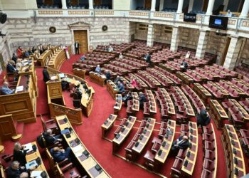 Δριμεία κριτική της αντιπολίτευσης για την ακρίβεια και το ιδιωτικό χρέος