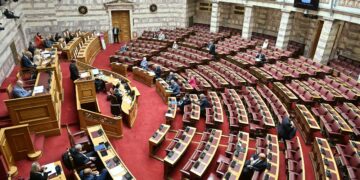 Δριμεία κριτική της αντιπολίτευσης για την ακρίβεια και το ιδιωτικό χρέος