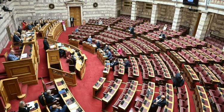 Δριμεία κριτική της αντιπολίτευσης για την ακρίβεια και το ιδιωτικό χρέος