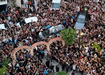 Τελευταίο χειροκρότημα στον Γιώργο Μαζωνάκη: Λαοθάλασσα αγάπης στη Νίκαια – «Όσο ηχηρή ήταν η παρουσία του, άλλο τόσο ηχηρή η απουσία του» - ertnews.gr