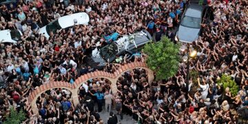 Τελευταίο χειροκρότημα στον Γιώργο Μαζωνάκη: Λαοθάλασσα αγάπης στη Νίκαια – «Όσο ηχηρή ήταν η παρουσία του, άλλο τόσο ηχηρή η απουσία του» - ertnews.gr