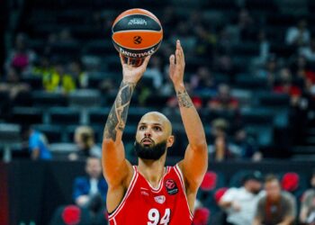Ολυμπιακός και Ρεάλ με φόντο το τρόπαιο του Super Cup - www.ertsports.gr